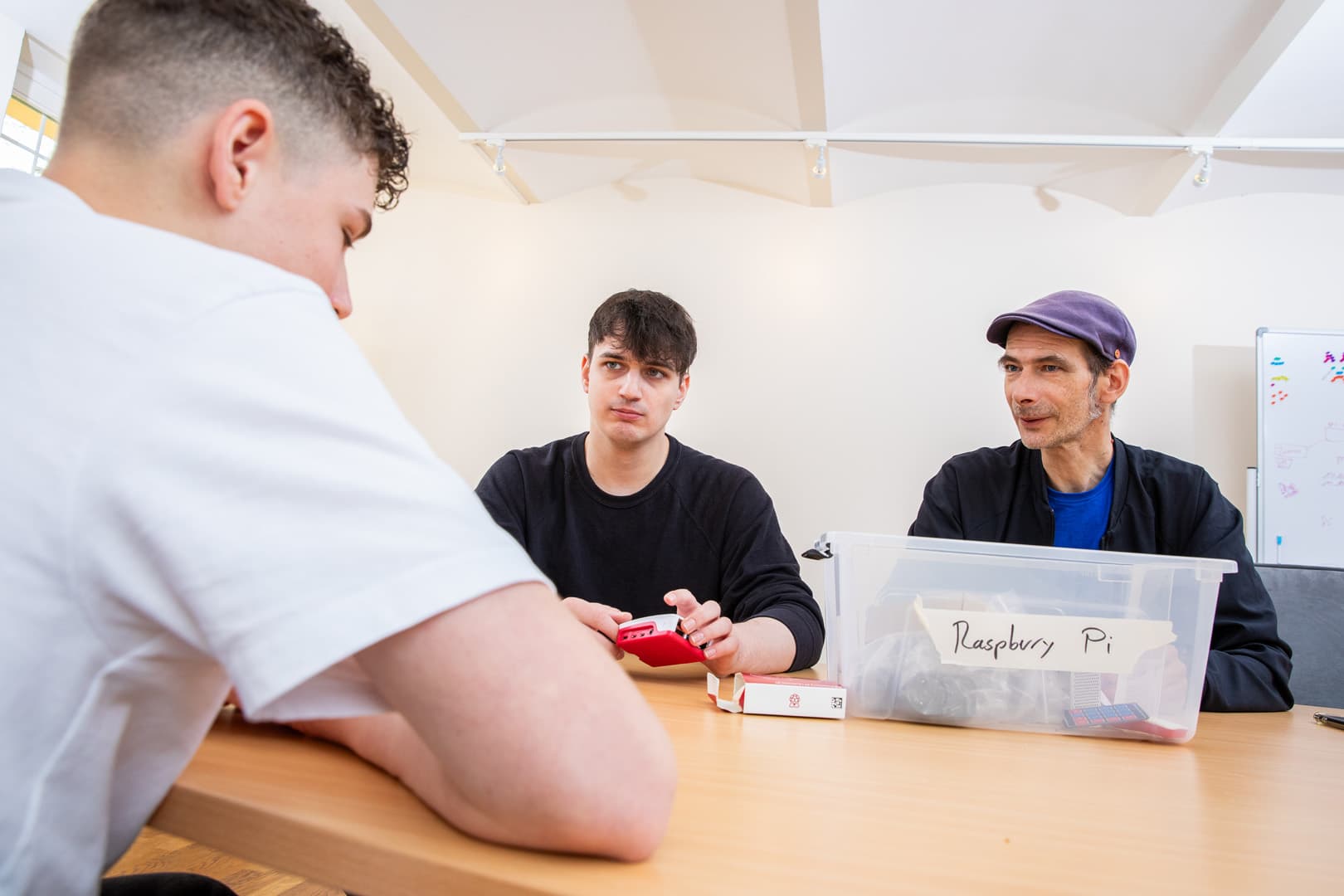 datadiorama Technikerinnen und Techniker bei der Arbeit an einem Computer
